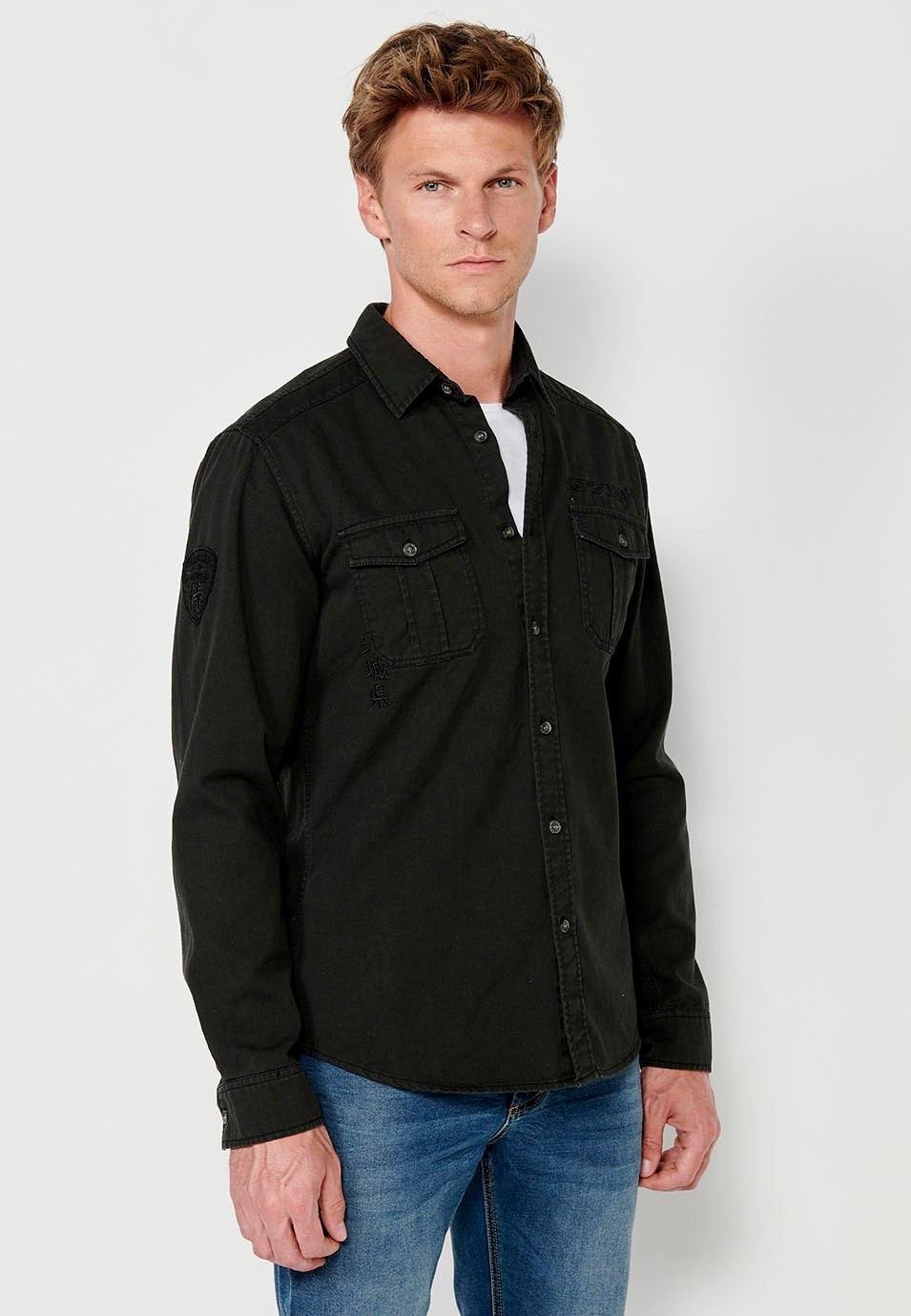 Camisa de manga larga con cierre delantero y botones para hombre de color negro