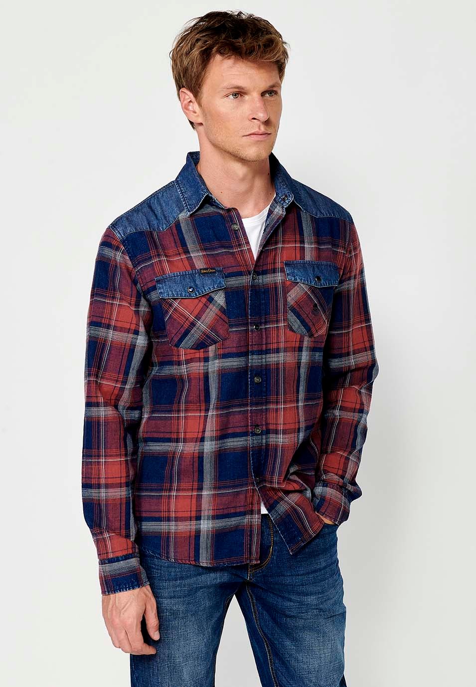 Camisa de manga larga y cierre delantero con botones y bolsillo con solapas para hombre de color rojo