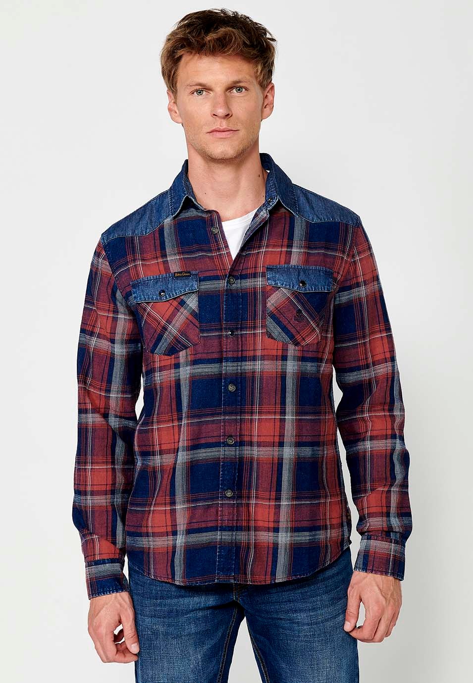 Camisa de manga larga y cierre delantero con botones y bolsillo con solapas para hombre de color rojo