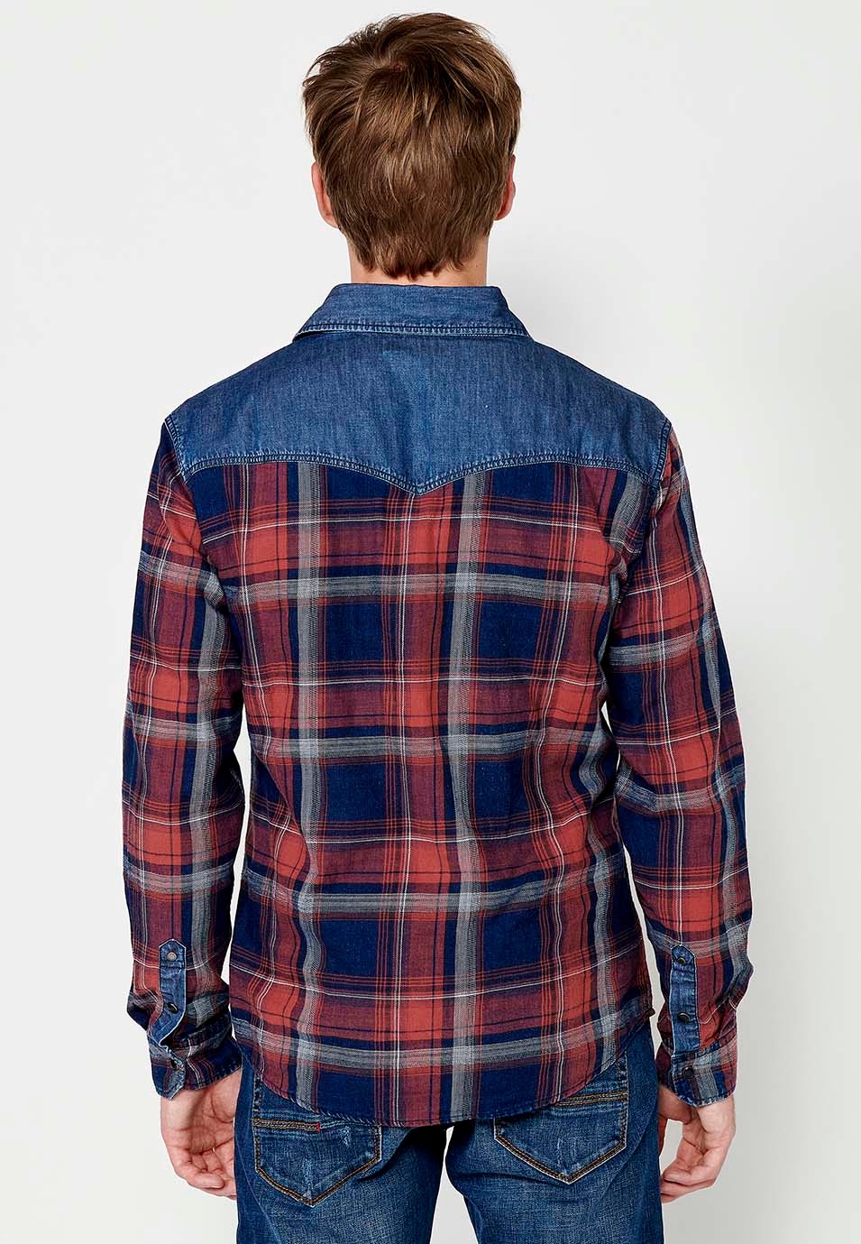 Camisa de manga larga y cierre delantero con botones y bolsillo con solapas para hombre de color rojo