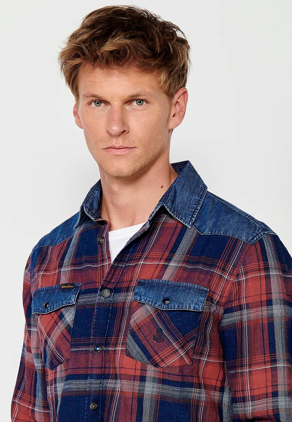Camisa de manga larga y cierre delantero con botones y bolsillo con solapas para hombre de color rojo