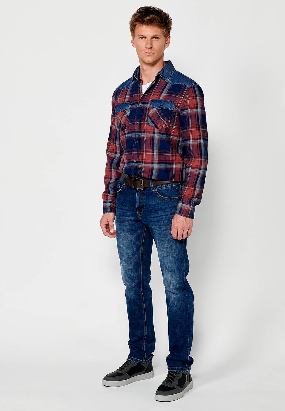 Camisa de manga larga y cierre delantero con botones y bolsillo con solapas para hombre de color rojo