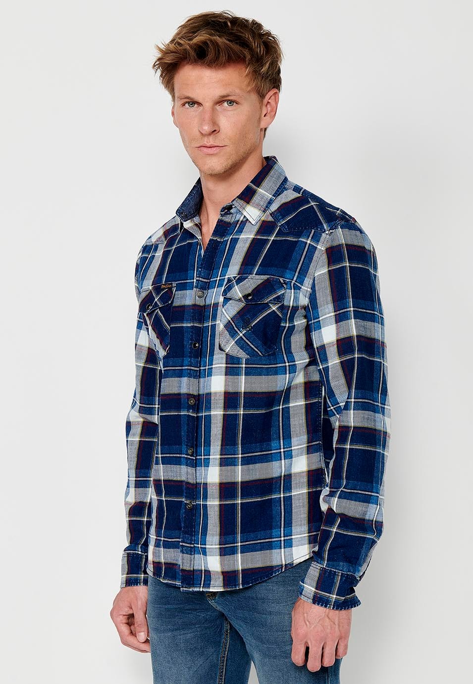 Camisa de manga larga y cierre delantero con botones y bolsillo con solapas para hombre de color indigo