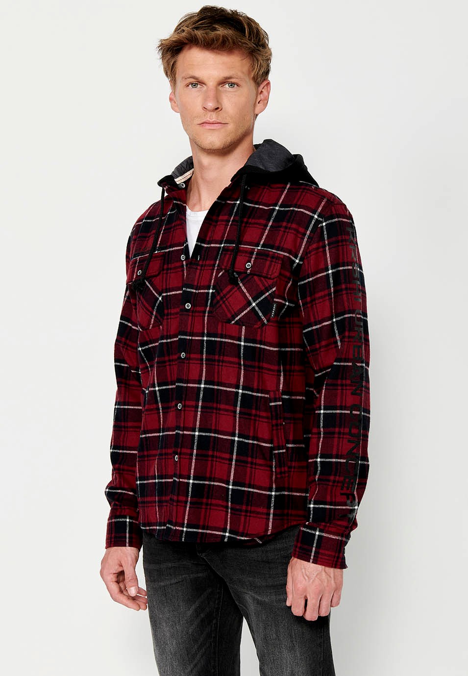 Sobrecamisa de manga larga y cuello camisero con capucha desmontable y cierre delantero con botones para hombre de color rojo