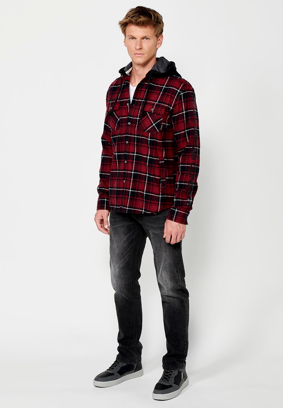 Sobrecamisa de manga larga y cuello camisero con capucha desmontable y cierre delantero con botones para hombre de color rojo