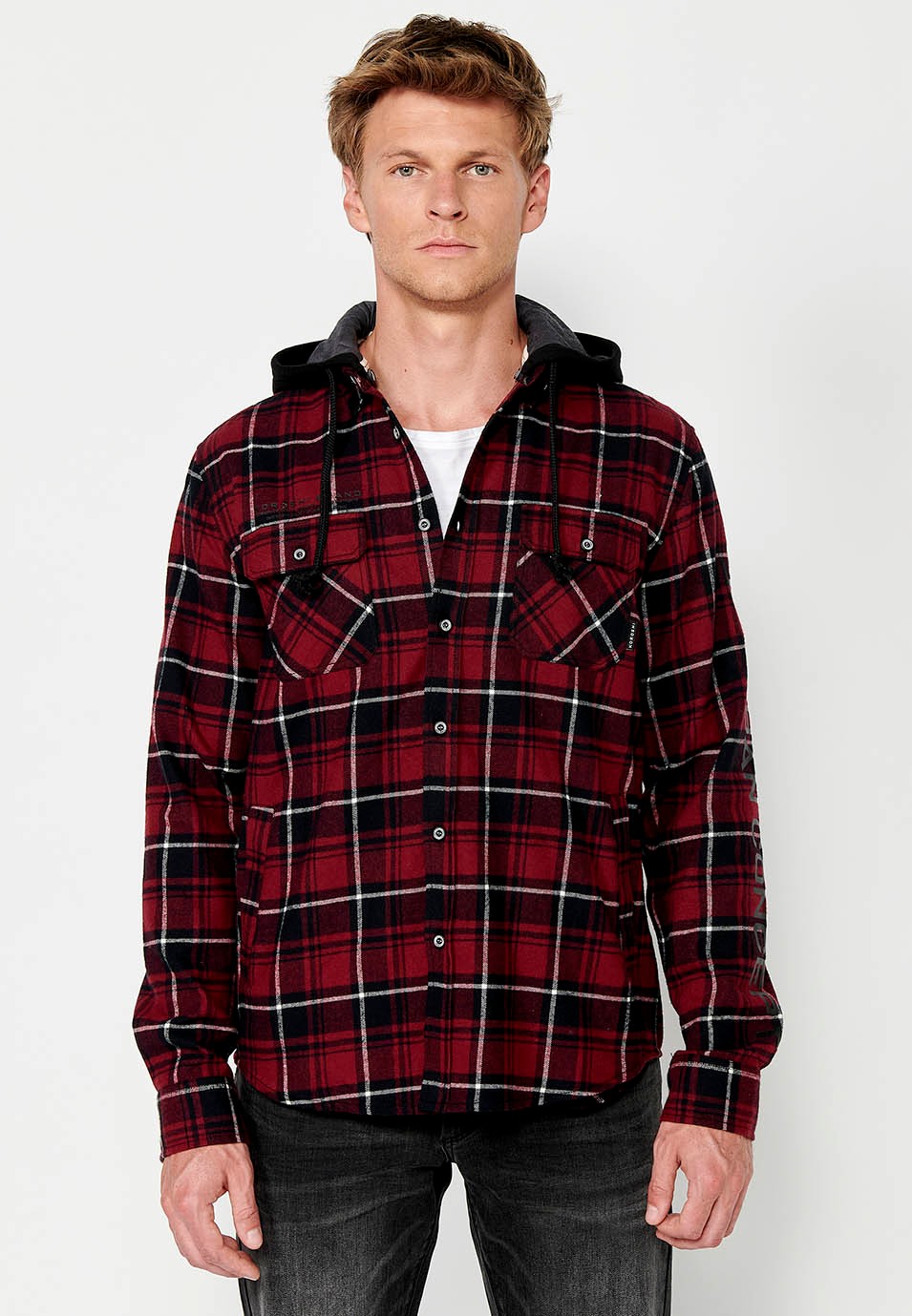 Sobrecamisa de manga larga y cuello camisero con capucha desmontable y cierre delantero con botones para hombre de color rojo