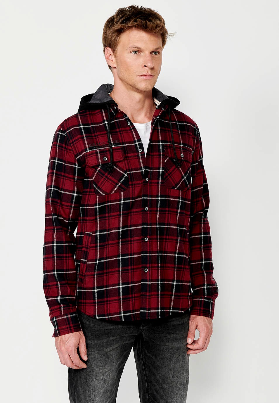 Sobrecamisa de manga larga y cuello camisero con capucha desmontable y cierre delantero con botones para hombre de color rojo