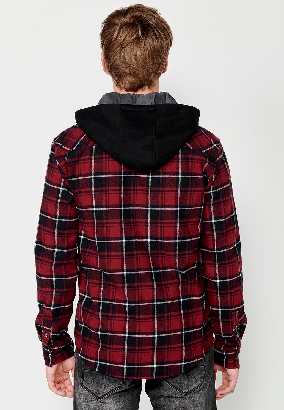Sobrecamisa de manga larga y cuello camisero con capucha desmontable y cierre delantero con botones para hombre de color rojo