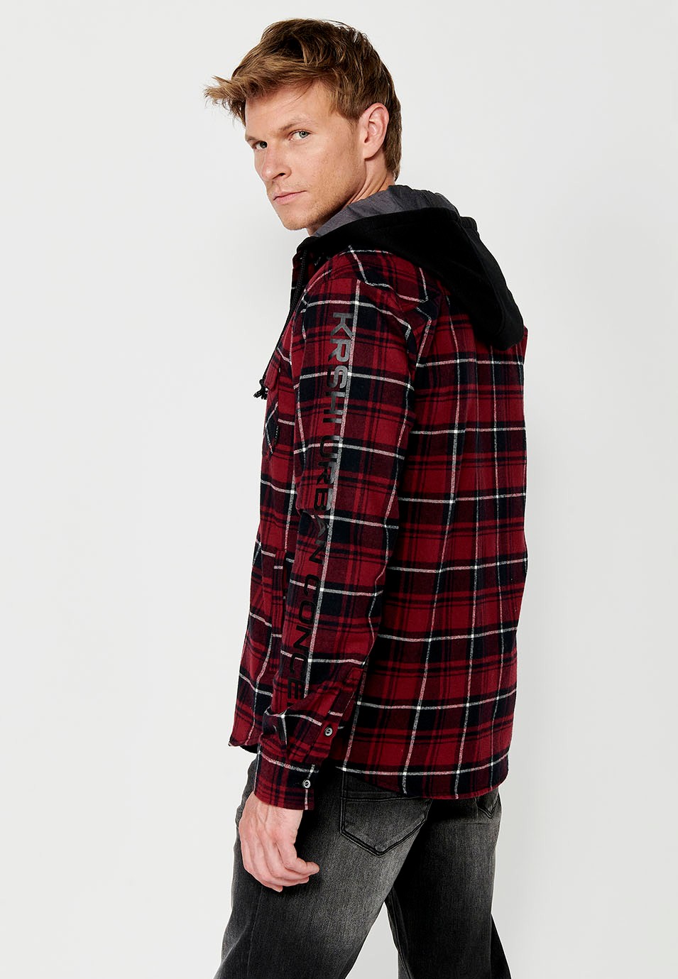 Sobrecamisa de manga larga y cuello camisero con capucha desmontable y cierre delantero con botones para hombre de color rojo
