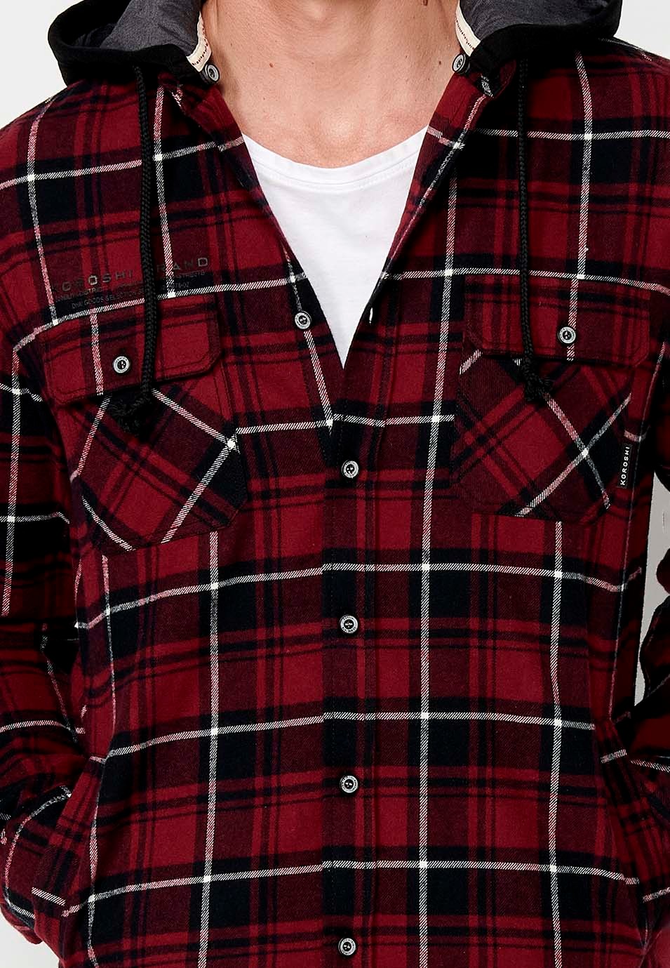 Sobrecamisa de manga larga y cuello camisero con capucha desmontable y cierre delantero con botones para hombre de color rojo