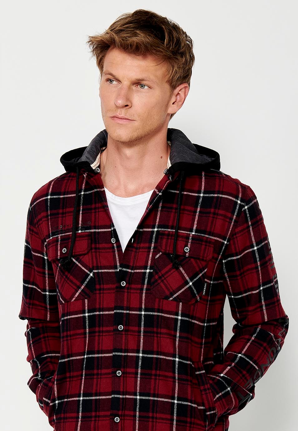 Sobrecamisa de manga larga y cuello camisero con capucha desmontable y cierre delantero con botones para hombre de color rojo
