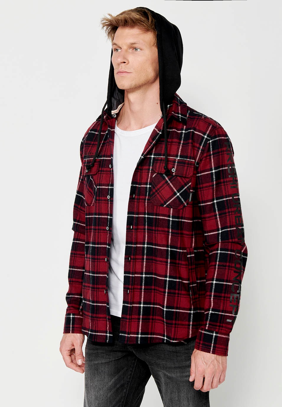 Sobrecamisa de manga larga y cuello camisero con capucha desmontable y cierre delantero con botones para hombre de color rojo