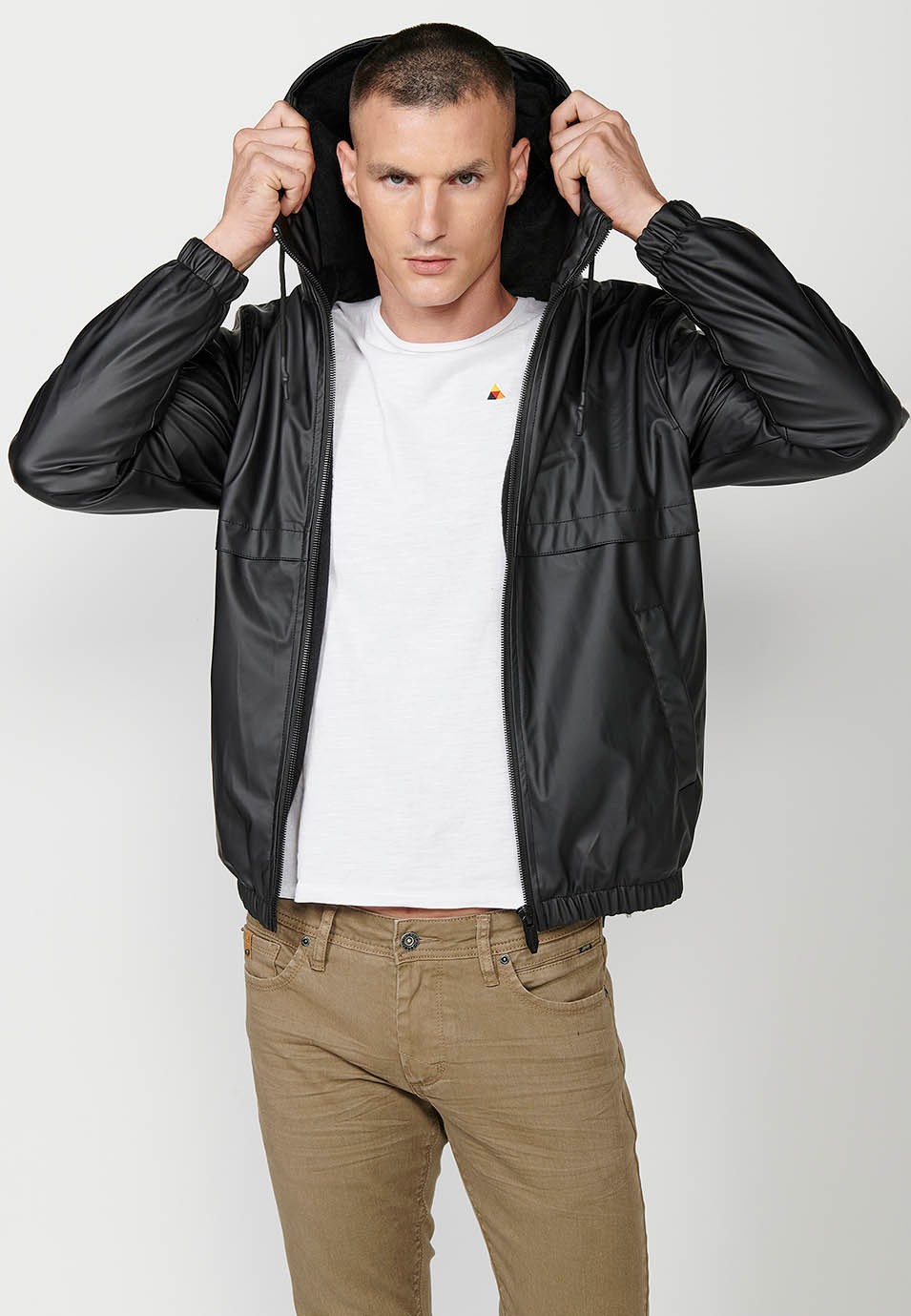 Chaqueta Cazadora de Cuello con capucha y Cierre delantero con cremallera y Bolsillos color Negro para Hombre