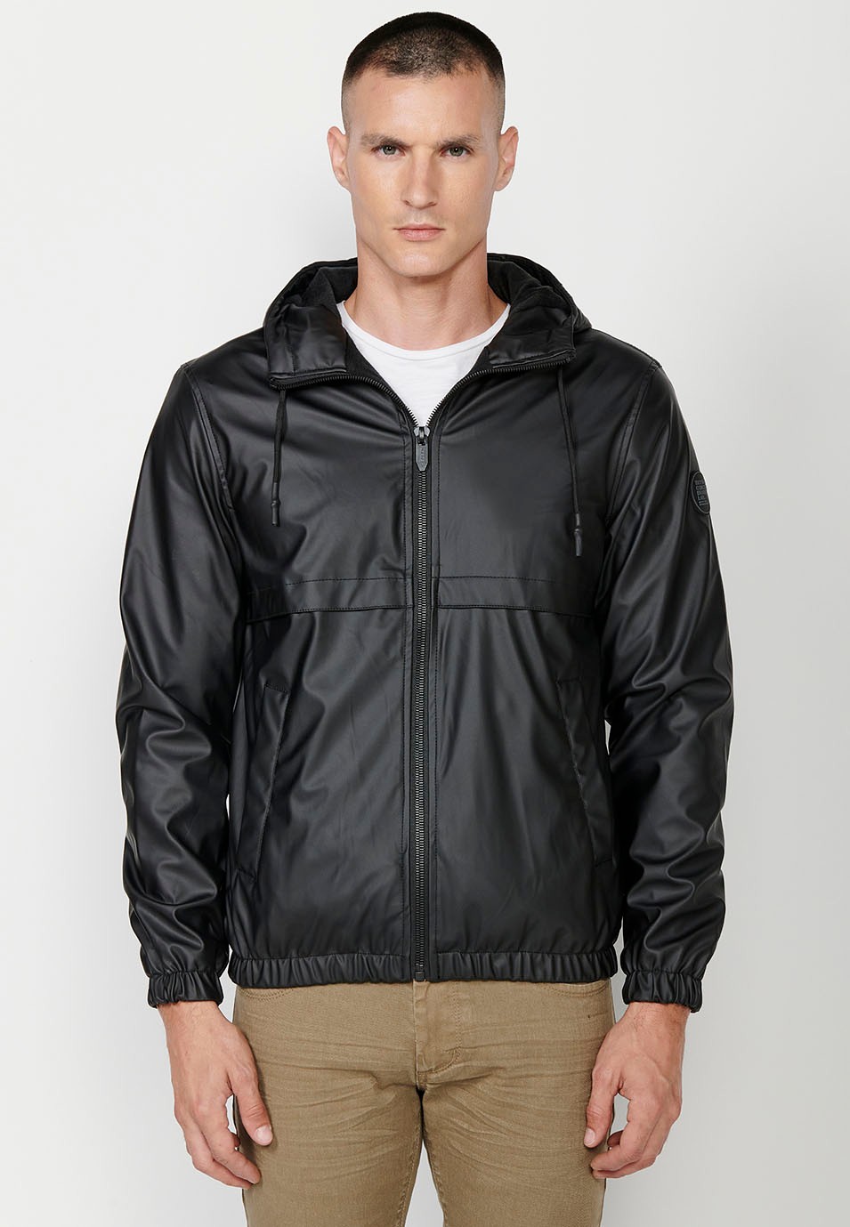 Chaqueta Cazadora de Cuello con capucha y Cierre delantero con cremallera y Bolsillos color Negro para Hombre