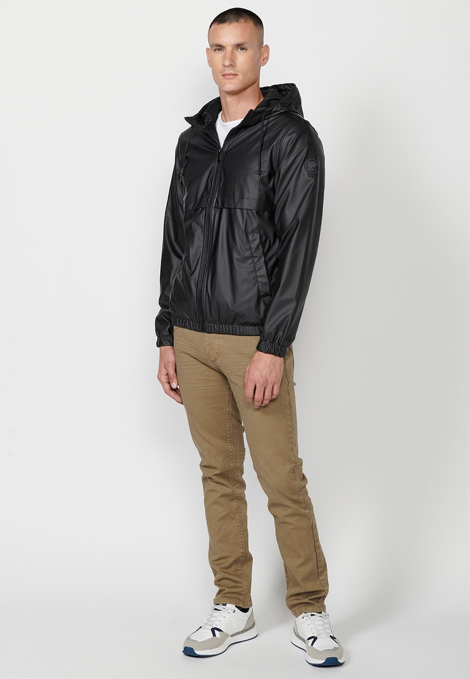 Chaqueta Cazadora de Cuello con capucha y Cierre delantero con cremallera y Bolsillos color Negro para Hombre