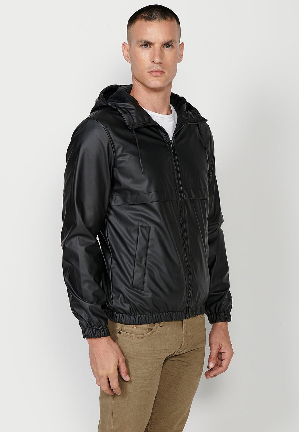 Chaqueta Cazadora de Cuello con capucha y Cierre delantero con cremallera y Bolsillos color Negro para Hombre