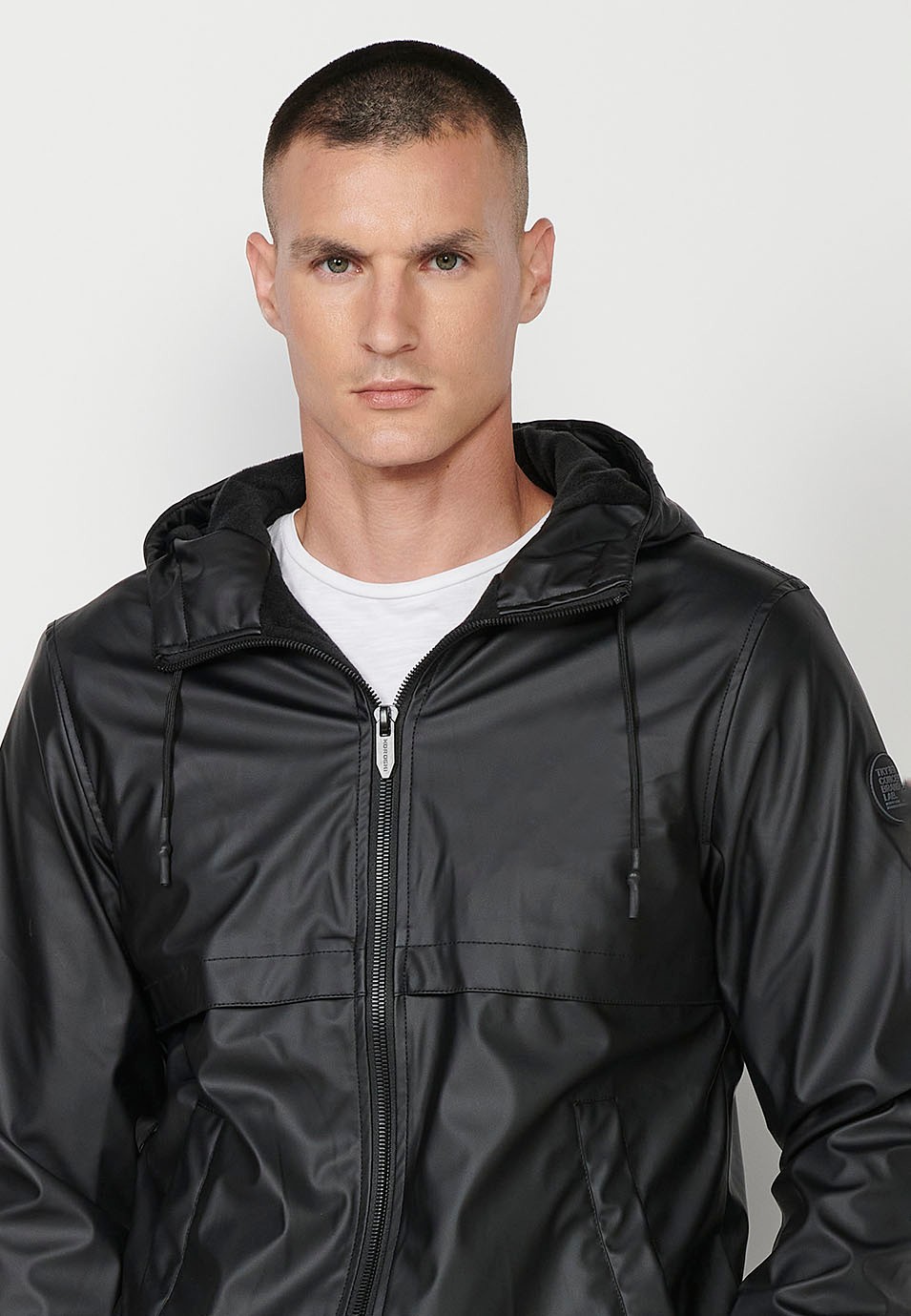 Chaqueta Cazadora de Cuello con capucha y Cierre delantero con cremallera y Bolsillos color Negro para Hombre