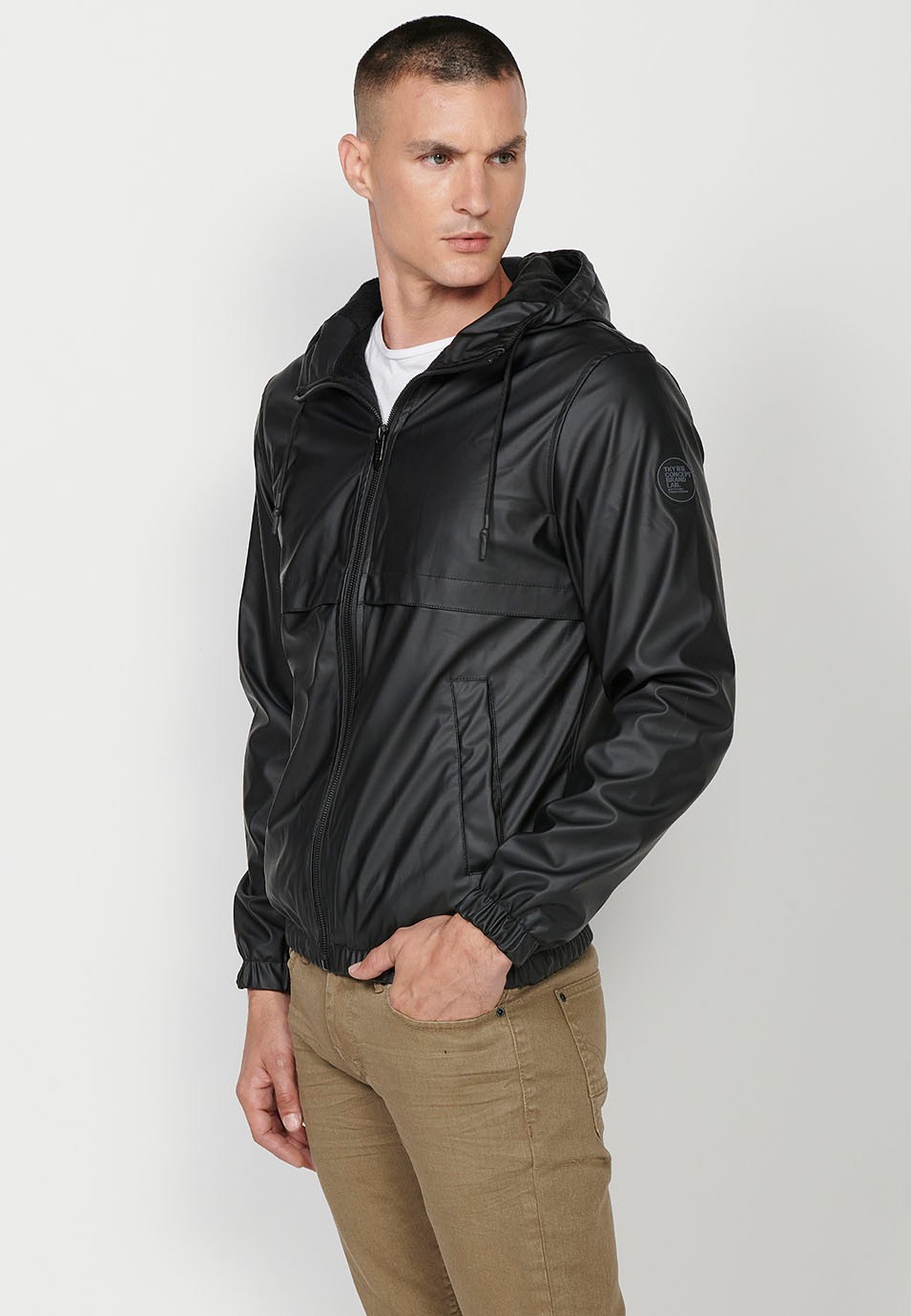 Chaqueta Cazadora de Cuello con capucha y Cierre delantero con cremallera y Bolsillos color Negro para Hombre