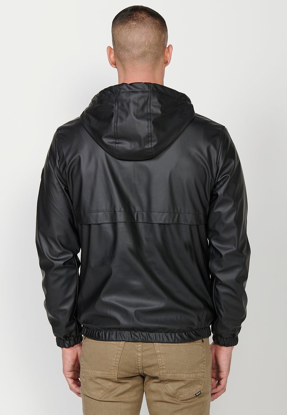 Chaqueta Cazadora de Cuello con capucha y Cierre delantero con cremallera y Bolsillos color Negro para Hombre
