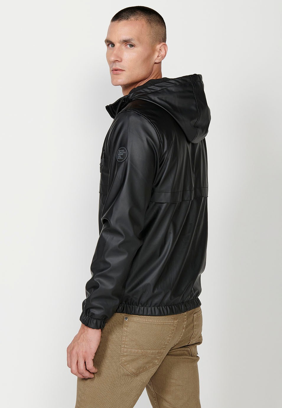 Chaqueta Cazadora de Cuello con capucha y Cierre delantero con cremallera y Bolsillos color Negro para Hombre