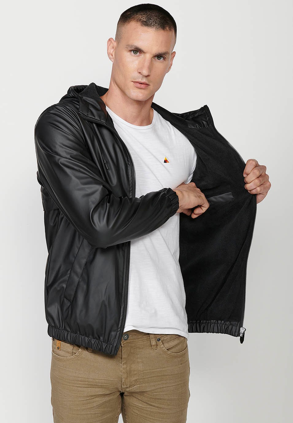 Chaqueta Cazadora de Cuello con capucha y Cierre delantero con cremallera y Bolsillos color Negro para Hombre