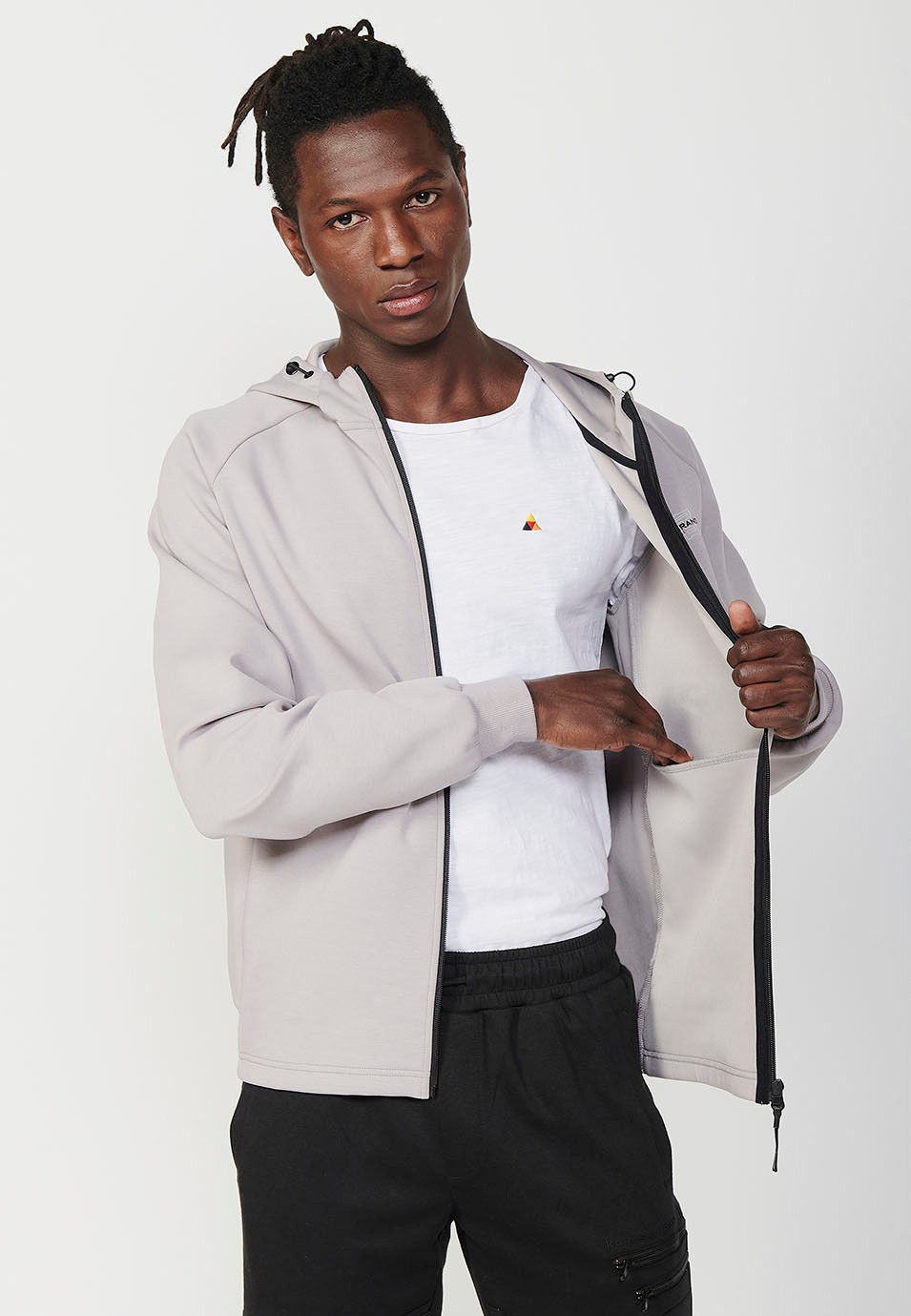 Chaqueta de manga larga con cuello y capucha con cierre delantero y cremallera con bolsillos para hombre de color gris