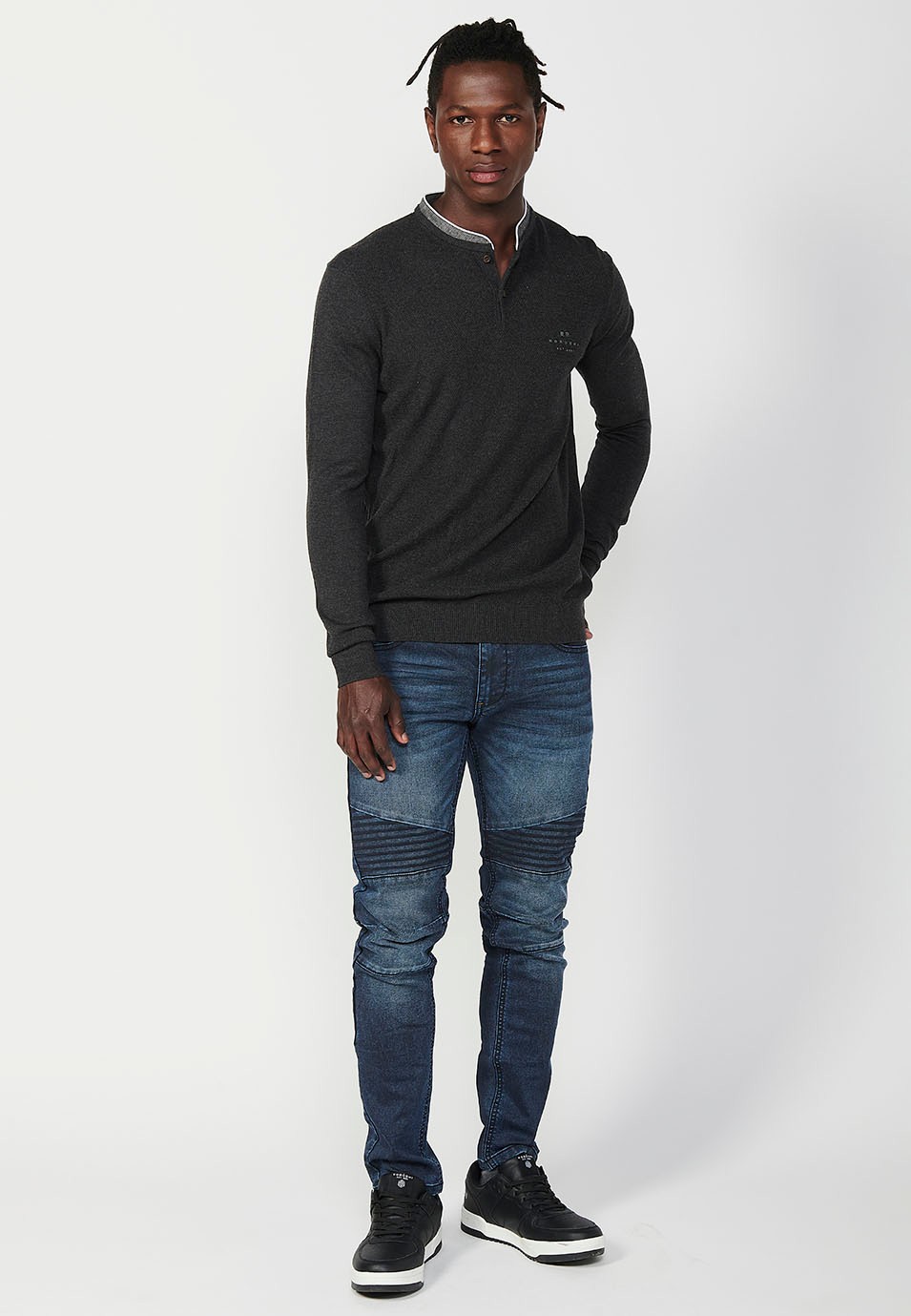 Polo de manga larga y cuello redondo con abertura abotonada para hombre de color negro