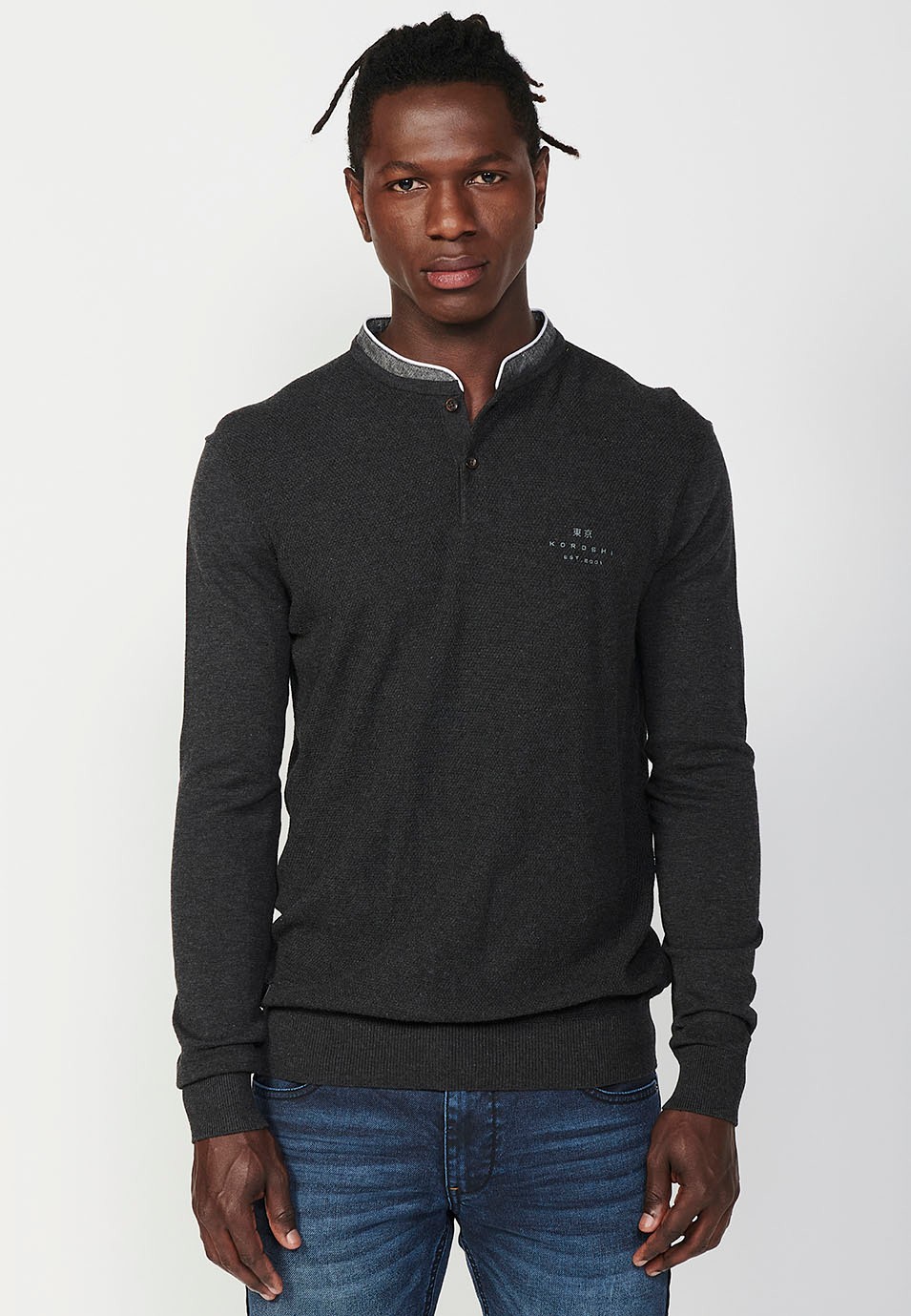 Polo de manga larga y cuello redondo con abertura abotonada para hombre de color negro