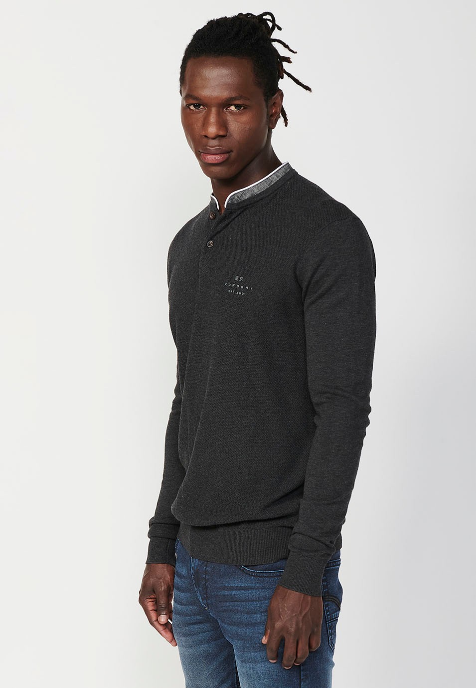 Polo de manga larga y cuello redondo con abertura abotonada para hombre de color negro