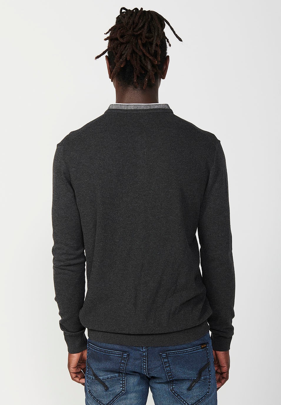 Polo de manga larga y cuello redondo con abertura abotonada para hombre de color negro
