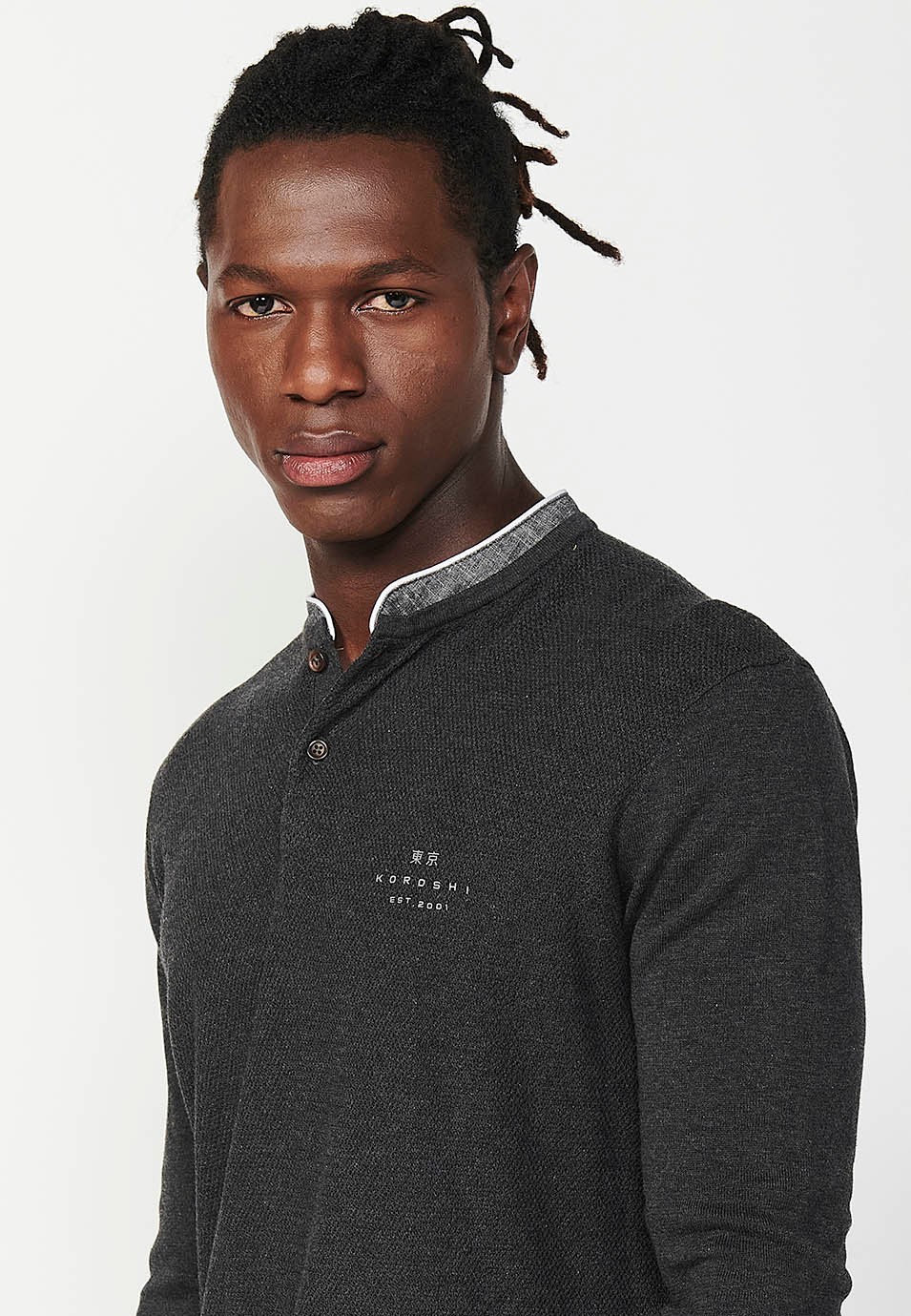 Polo de manga larga y cuello redondo con abertura abotonada para hombre de color negro
