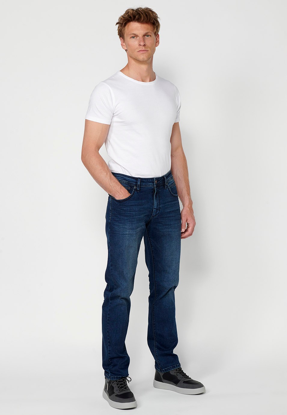 Pantalón largo denim straigth regular fit con Cierre delantero con cremallera y botón y Cinco bolsillos, uno cerillero color Azul para Hombre