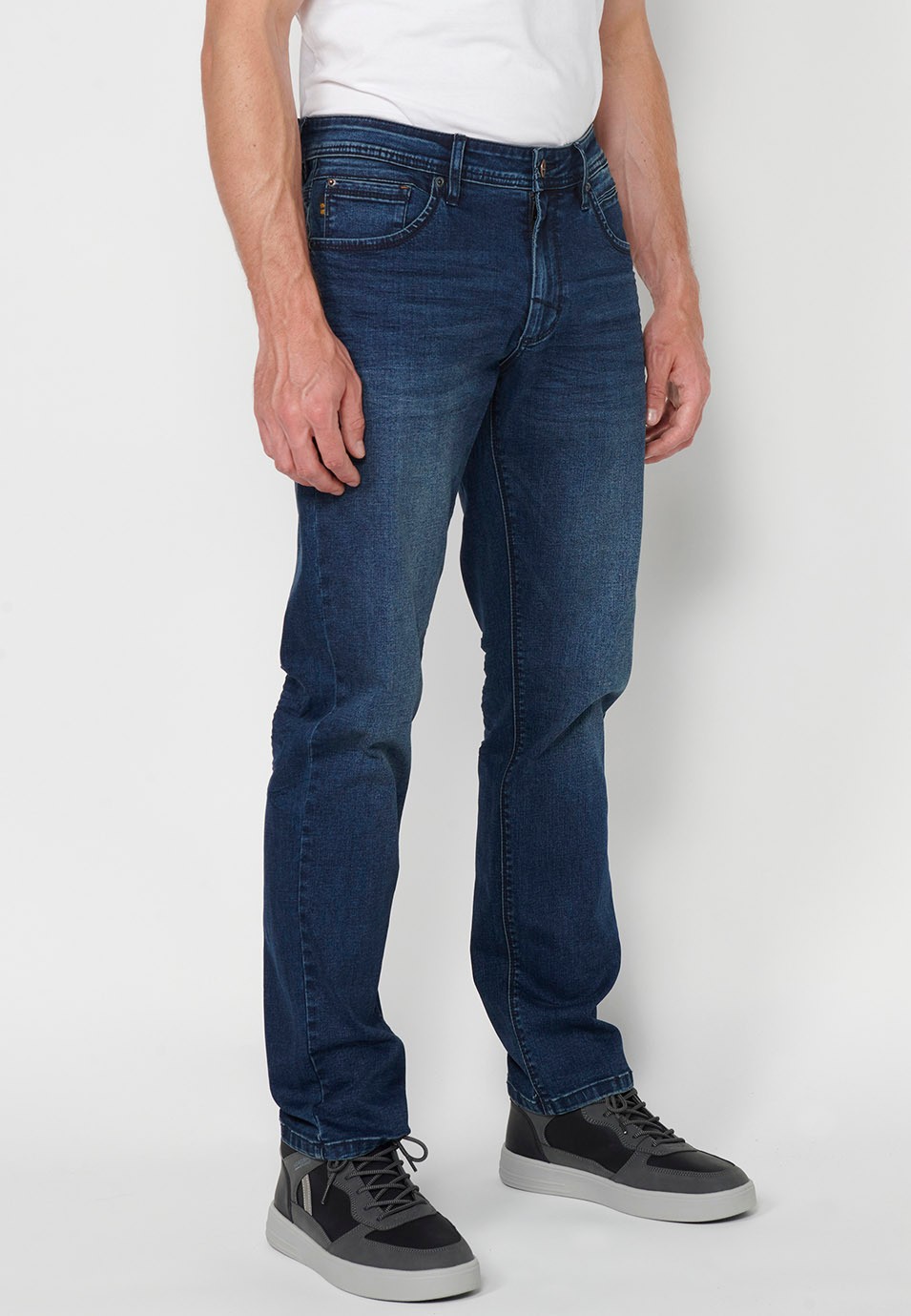 Pantalón largo denim straigth regular fit con Cierre delantero con cremallera y botón y Cinco bolsillos, uno cerillero color Azul para Hombre