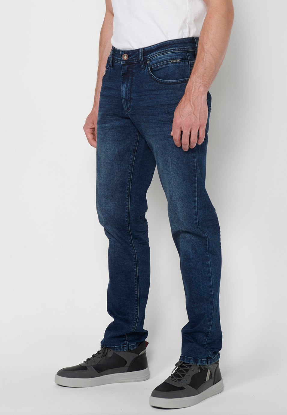 Pantalón largo denim straigth regular fit con Cierre delantero con cremallera y botón y Cinco bolsillos, uno cerillero color Azul para Hombre
