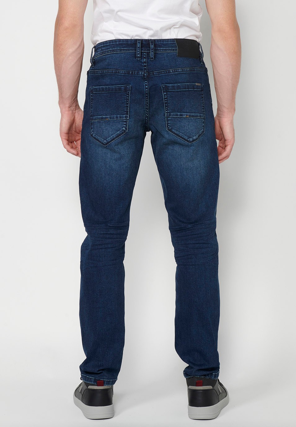 Pantalón largo denim straigth regular fit con Cierre delantero con cremallera y botón y Cinco bolsillos, uno cerillero color Azul para Hombre