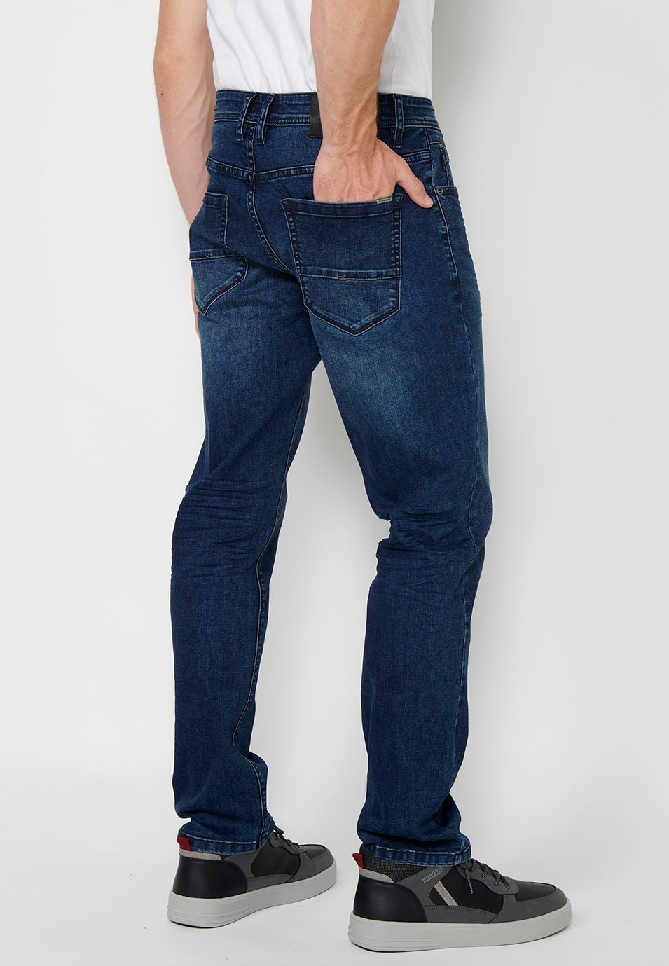 Pantalón largo denim straigth regular fit con Cierre delantero con cremallera y botón y Cinco bolsillos, uno cerillero color Azul para Hombre