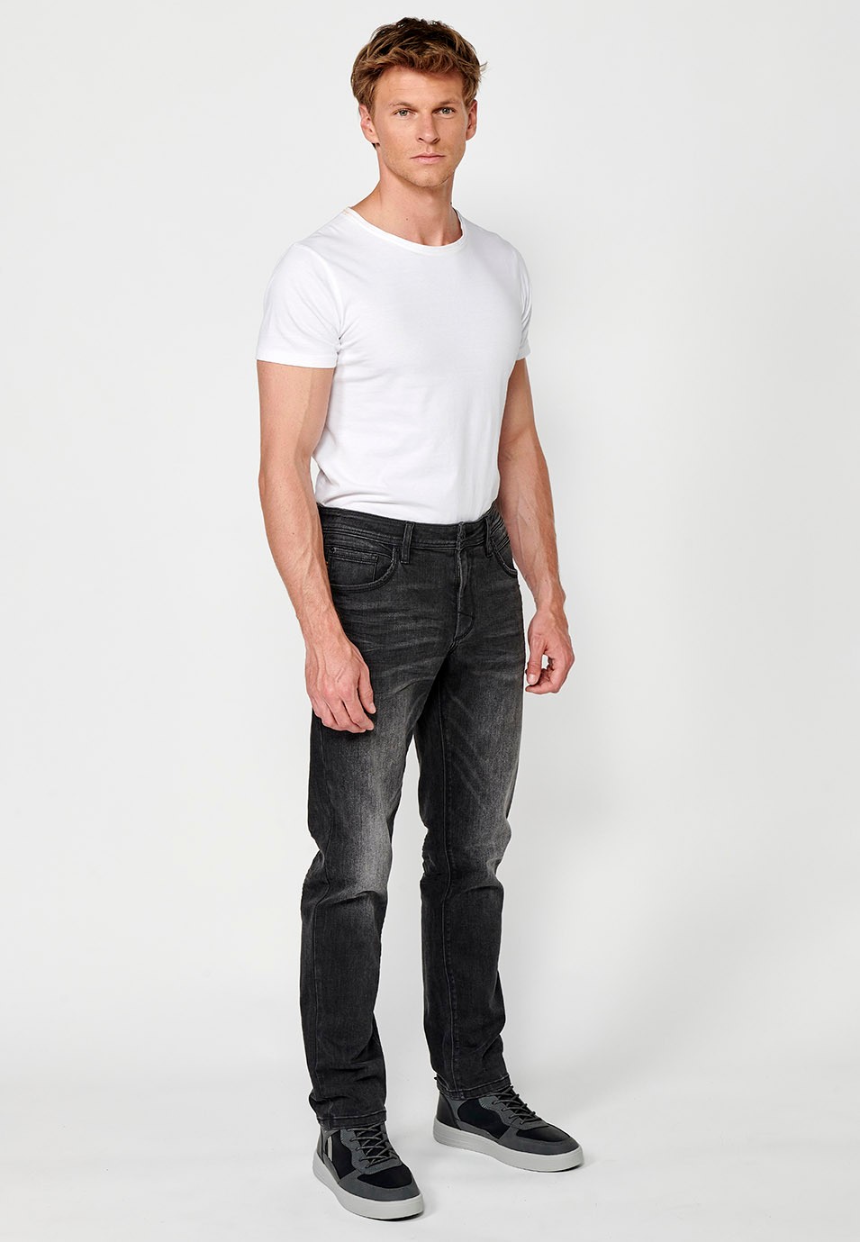 Pantalón largo denim straigth regular fit con Cierre delantero con cremallera y botón y Cinco bolsillos, uno cerillero color Negro para Hombre