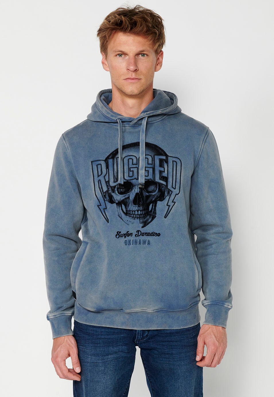 Sudadera de manga larga y cuello con capucha y estampado delantero con bolsillos y acabados en rib para hombre de color azul índico