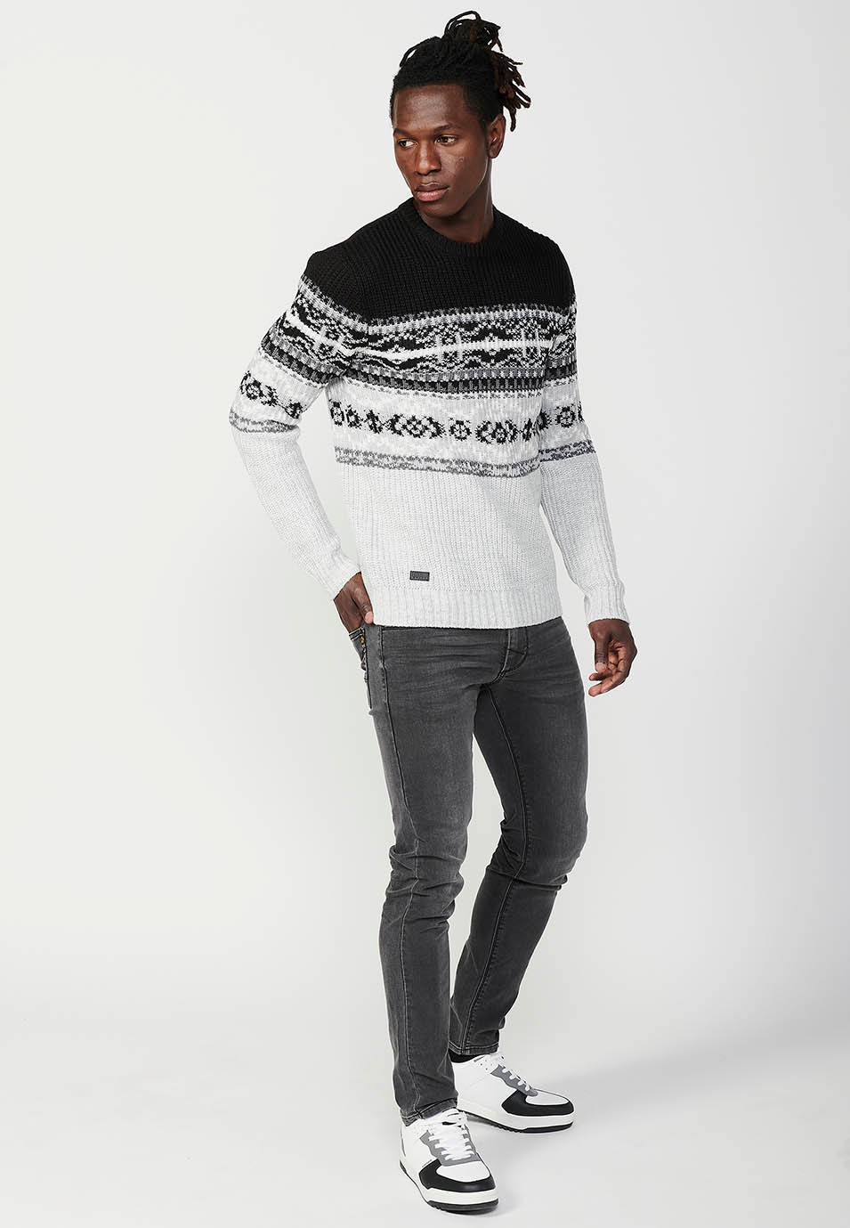 Jersey tricot de manga larga y acabado en rib con cuello redondo para hombre de color negro