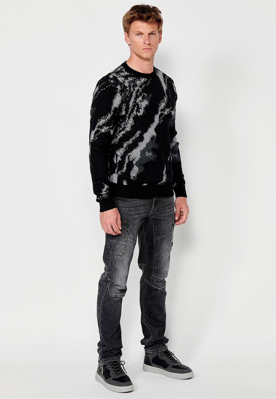 Jersey tricot en dos colores desgastados con cuello redondo para hombre de color negro 8
