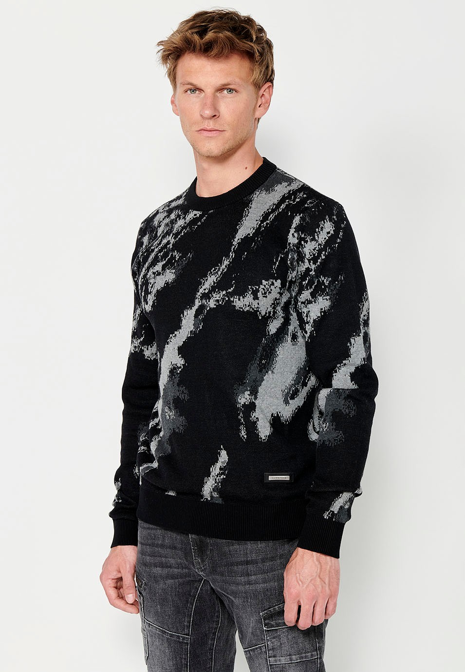 Jersey tricot en dos colores desgastados con cuello redondo para hombre de color negro 4