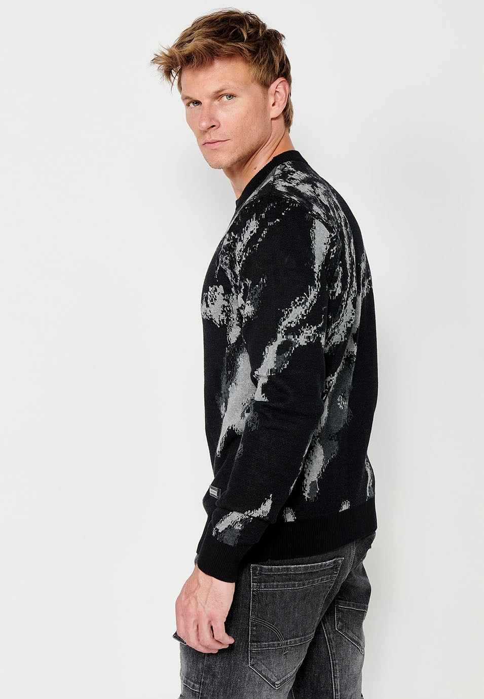 Jersey tricot en dos colores desgastados con cuello redondo para hombre de color negro 3