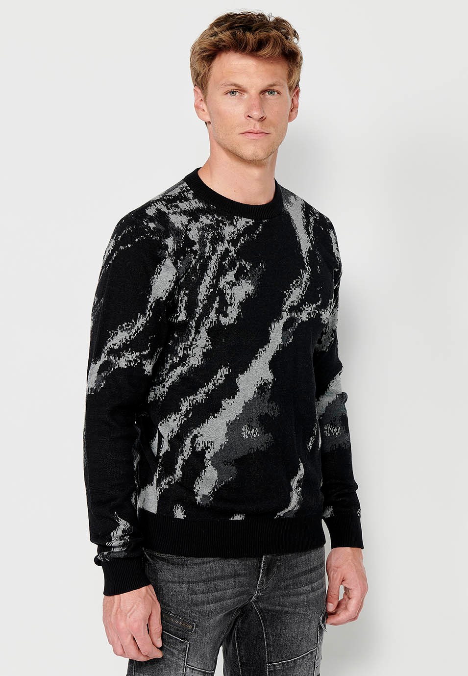 Jersey tricot en dos colores desgastados con cuello redondo para hombre de color negro 6