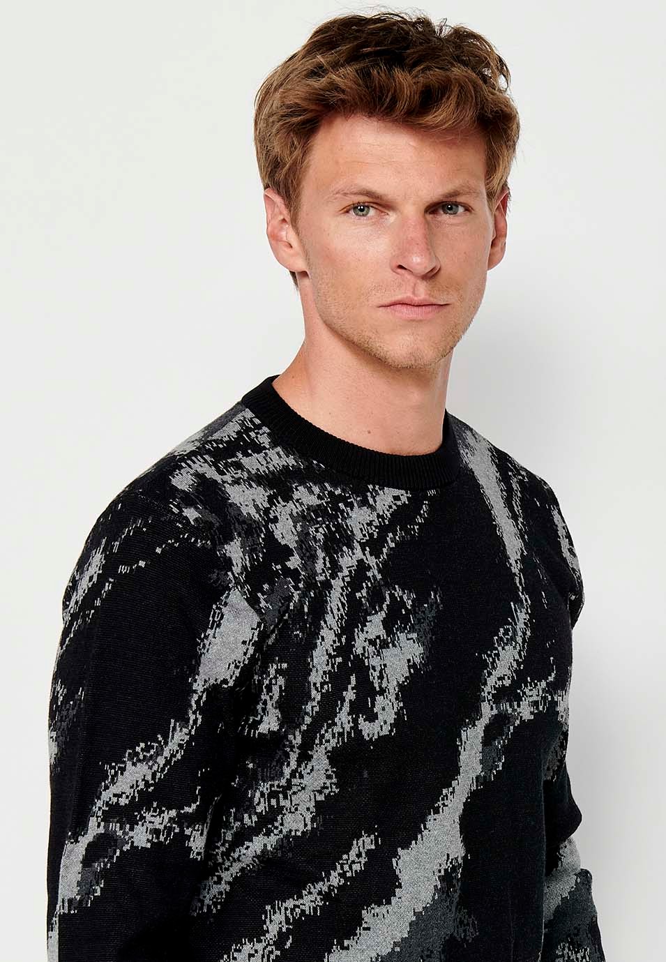 Jersey tricot en dos colores desgastados con cuello redondo para hombre de color negro 7