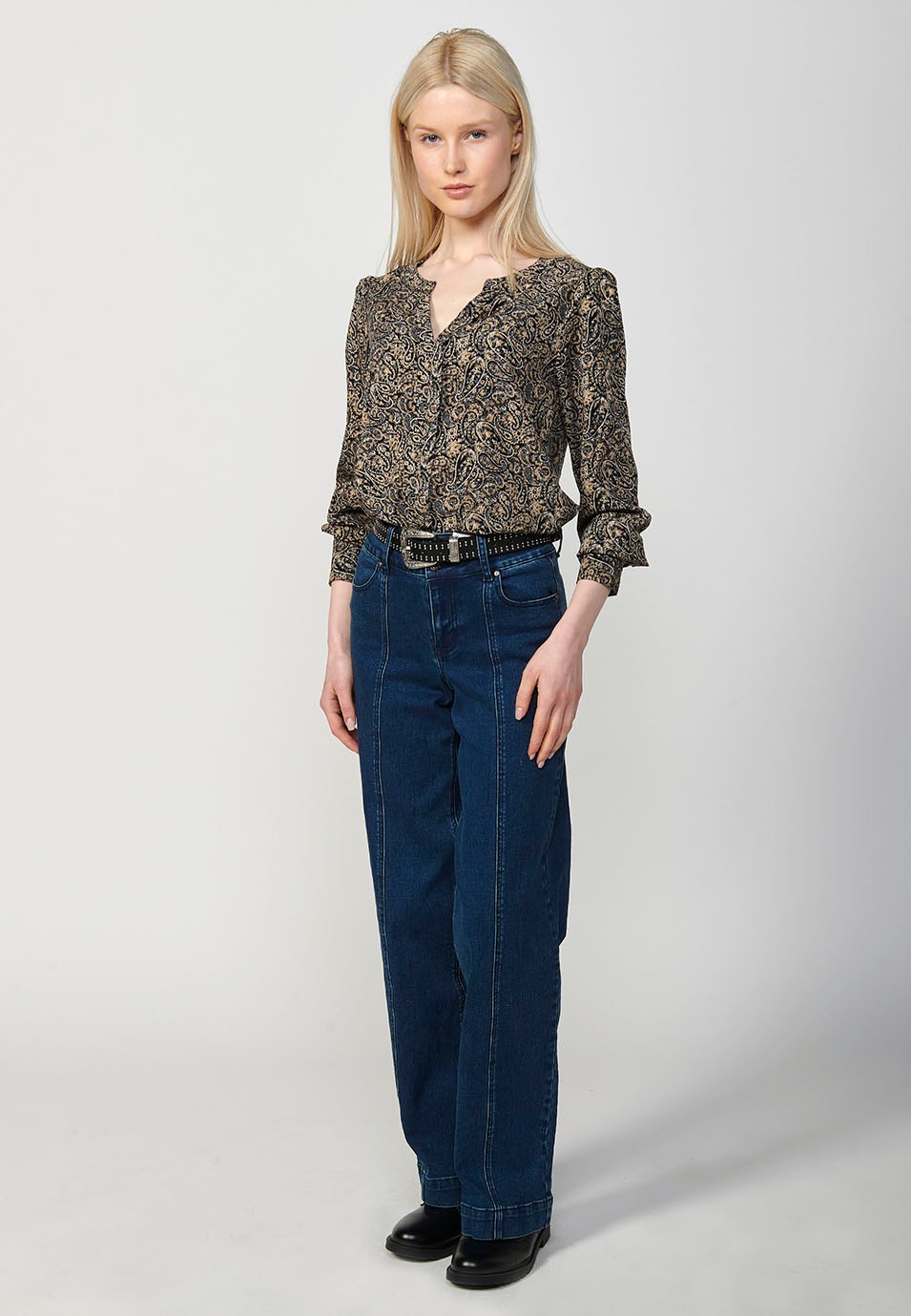 Long sleeve V-neck paisley print blouse in black for women