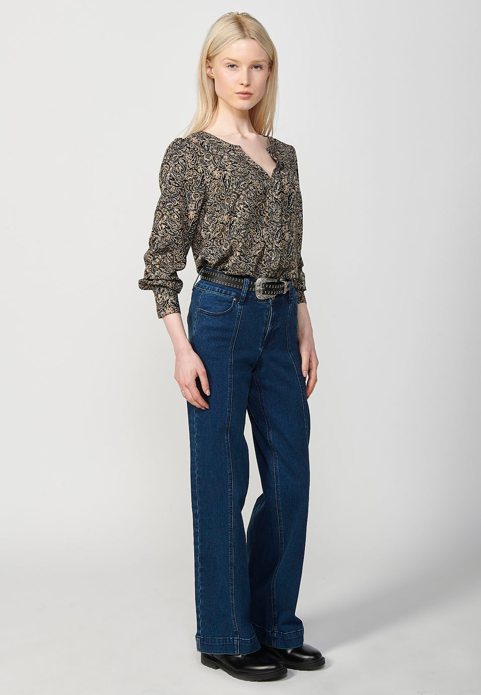 Long sleeve V-neck paisley print blouse in black for women