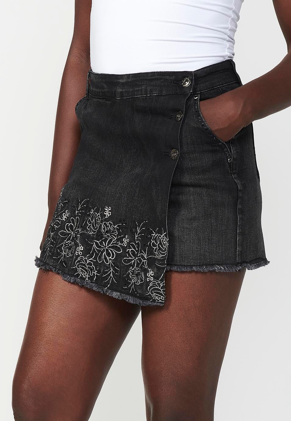 Rok-celana denim deungon detail bungong bordir dan penutup kancing ukeu untuk ureung inong