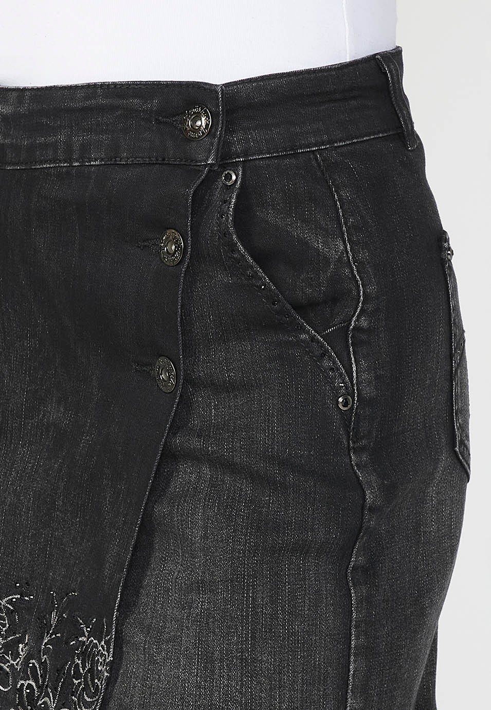 Rok-celana denim deungon detail bungong bordir dan penutup kancing ukeu untuk ureung inong