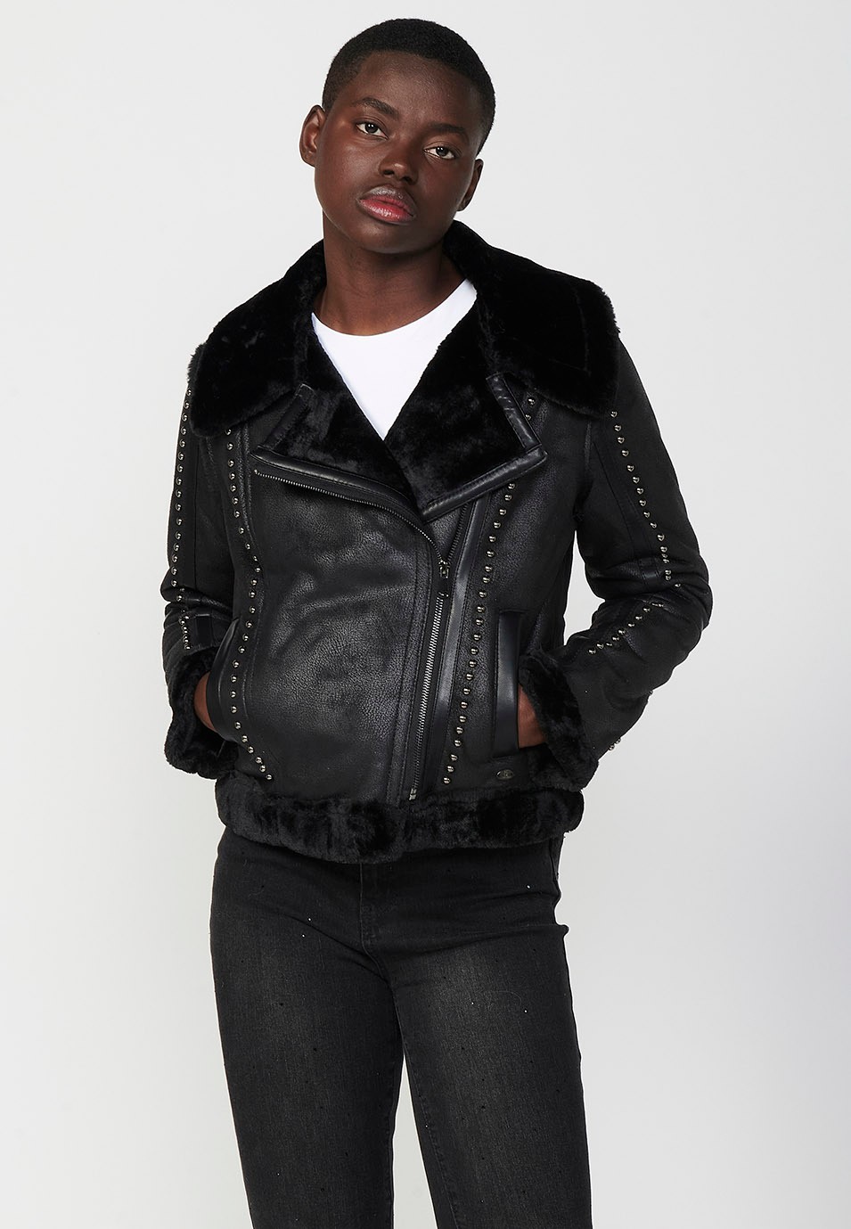 Chaqueta estilo perfecto con tejido de doble cara, exterior de polipiel color negro e interior de pelo corto, detalles de tachas color Negro para Mujer