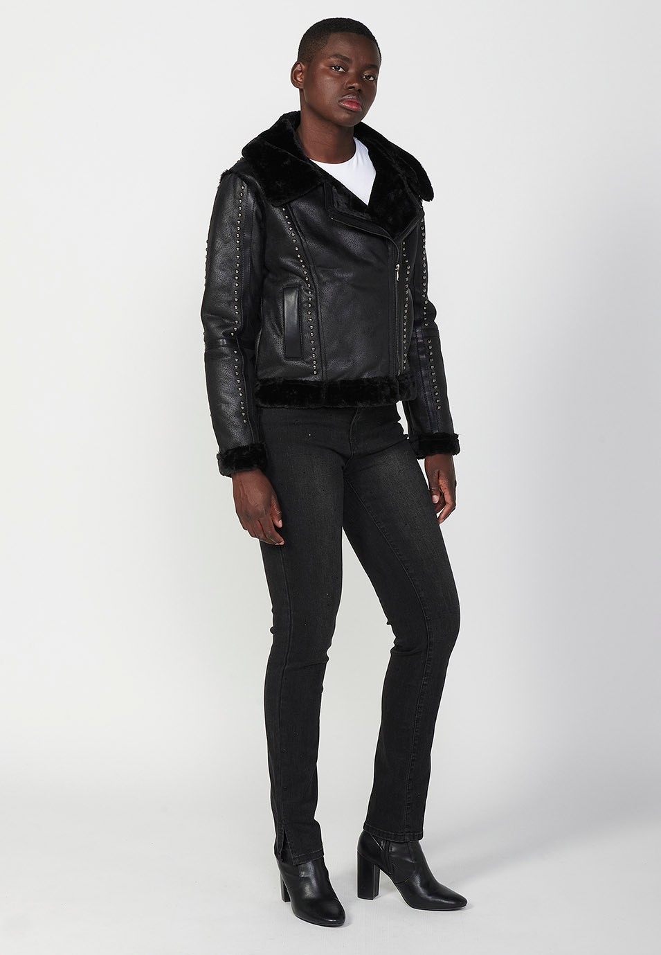 Chaqueta estilo perfecto con tejido de doble cara, exterior de polipiel color negro e interior de pelo corto, detalles de tachas color Negro para Mujer